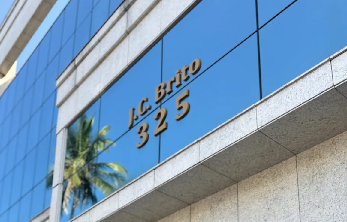 Fachada espelhada do edifício número 325, onde fica a clínica